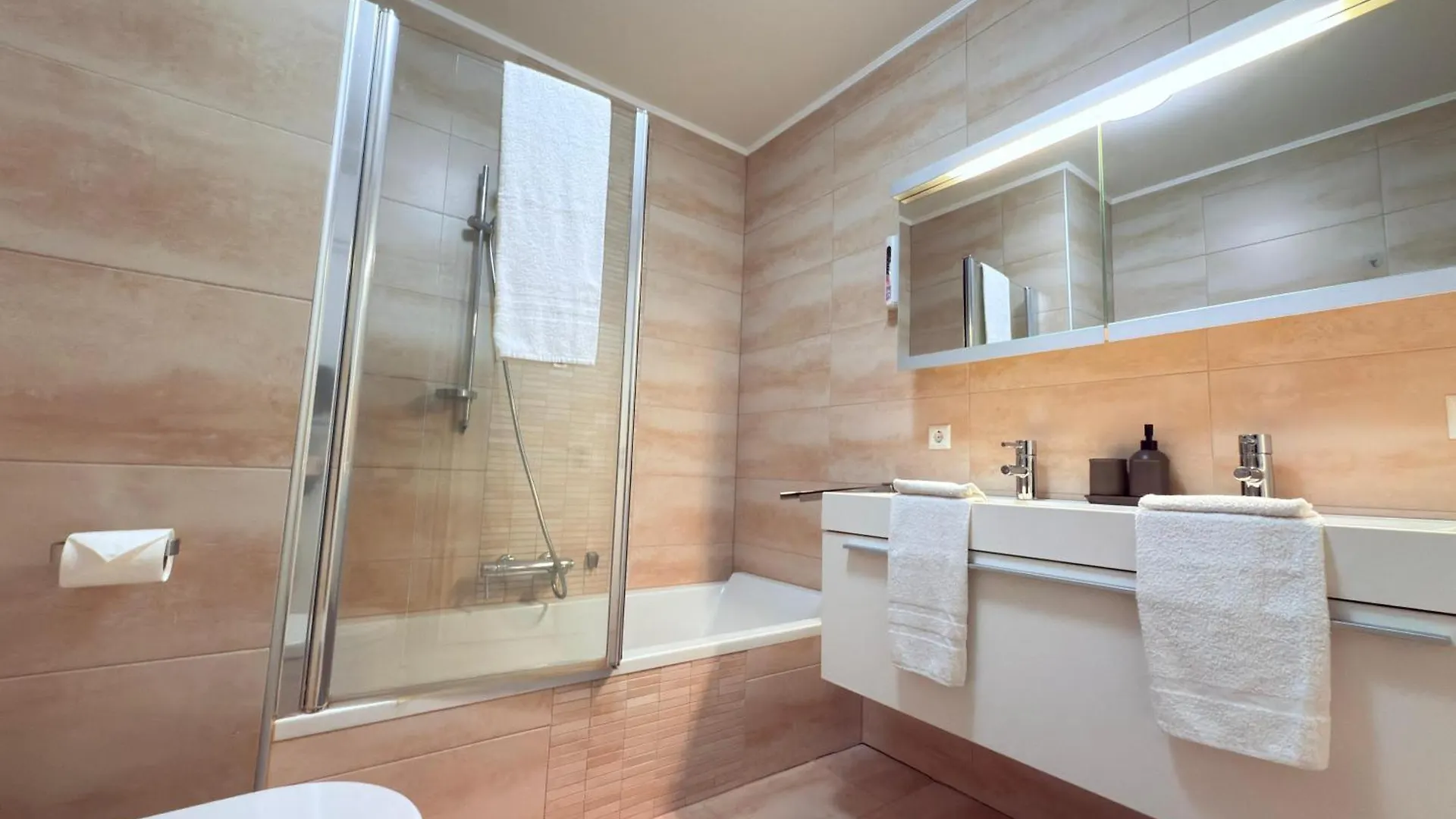 Comfort 2 Bedroom With Balcony And Parking Mamer 0*,  Lüksemburg